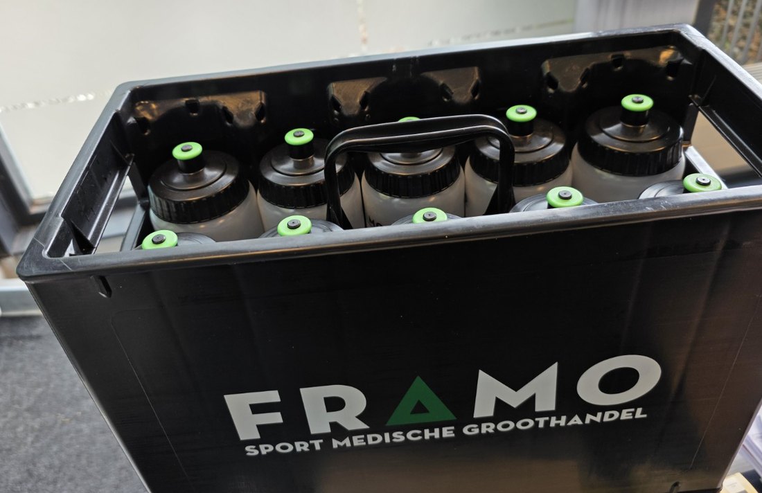 Supplied product photograph of the FRAMO crate with ten bottles and central handle