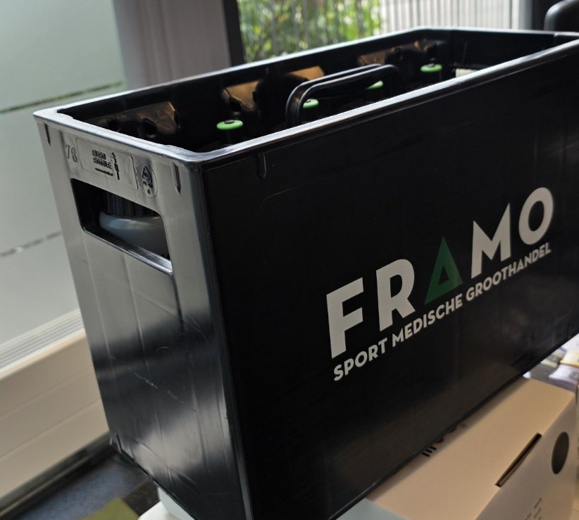 Side view of the FRAMO bottle crate and side handhold